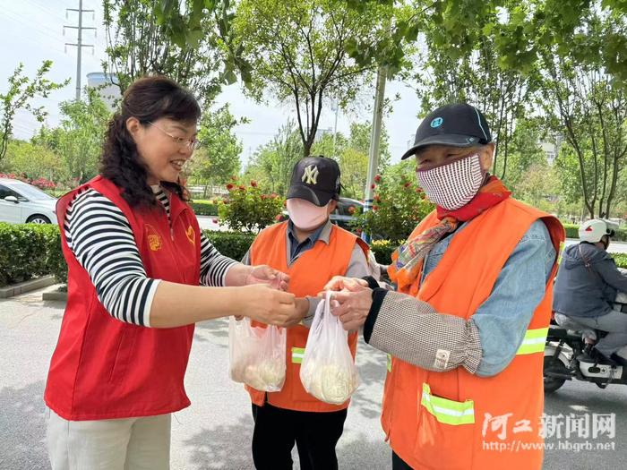 工会驿站工作人员给环卫工送上亲手包的肉包子