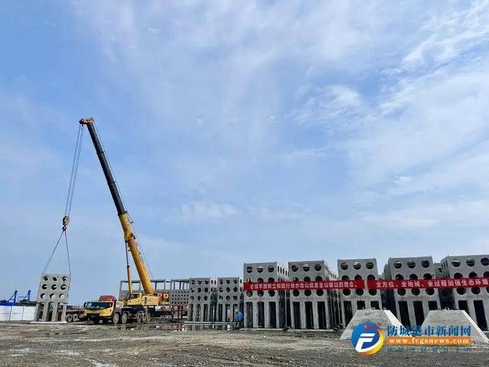 防城港码头投放252个人工鱼礁给海洋生物安“新家”