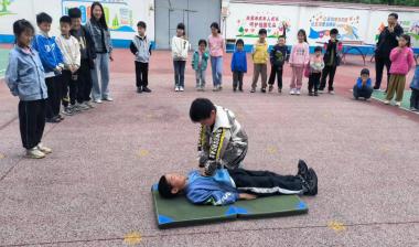 南召县四棵树乡高峰庵小学校开展防溺水安全教育及安全演练