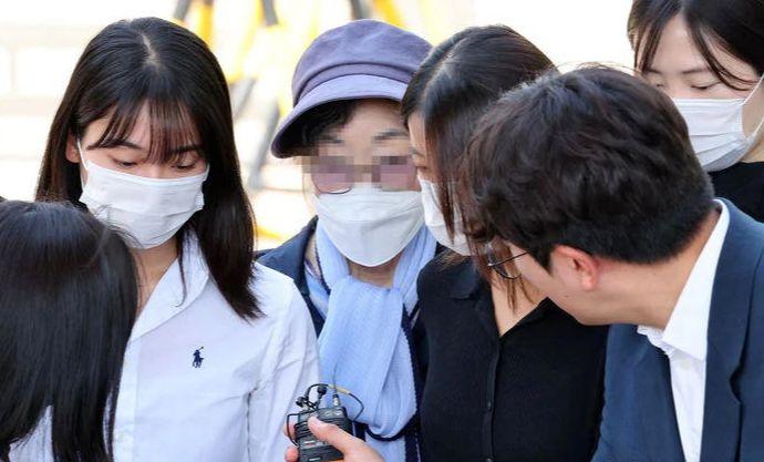 韩国总统尹锡悦岳母服刑299天后获得假释，对记者提问保持沉默