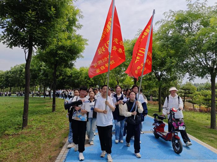 方城县实验初中劳动实践基地：油菜田里丰收乐章，师生共绘劳动画卷