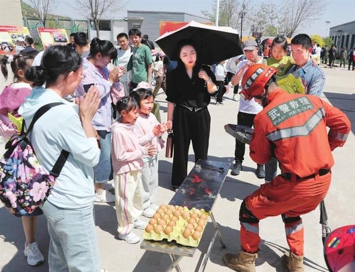 兰州国家陆地搜寻与救护基地举行公众开放日活动——5000余人参观体验