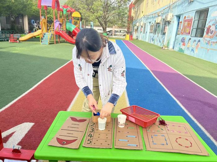 玩“转”巧思 别“具”匠心 西安市灞桥区常家湾幼儿园开展教师自制玩教具展评活动