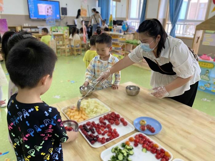 共赴夏约 “育”见美好 西安市灞桥区第六幼儿园开展家长进课堂活动