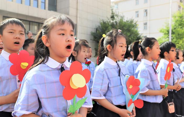 医者仁心 万婴之母 管城区外国语牧歌小学映月路校区举行主题升旗仪式