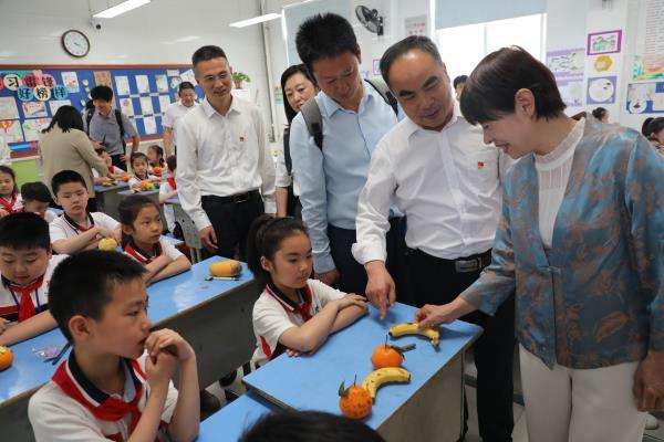 北京翡翠城小学教育集团来堰与市人民小学教联体开展协作交流活动