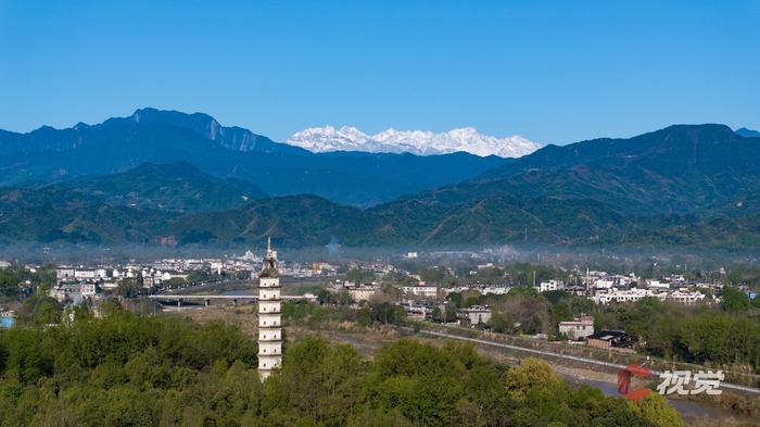 C视觉·遥望雪山㉓丨雪山与古镇惊艳同框 来看现代版“清明上河图”