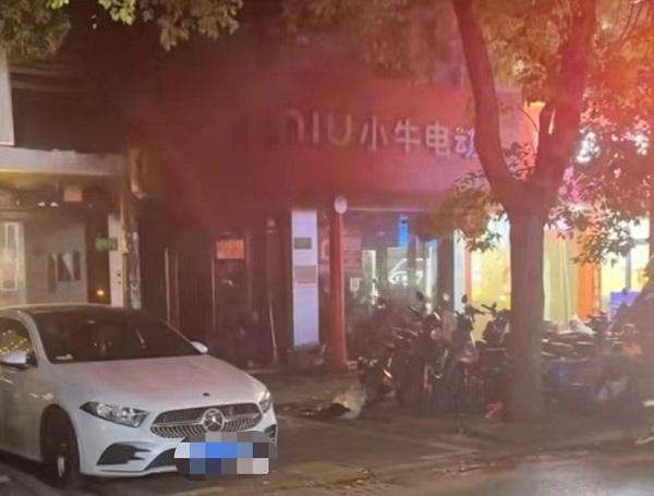 闵行区谈中路一沿街店铺起火 幸无人员伤亡