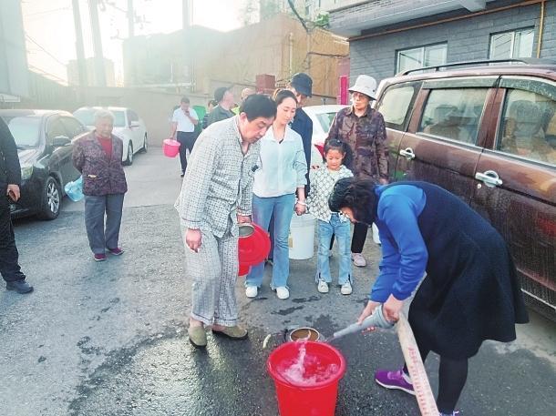 兰州市城关区盐场堡社区水管爆裂——街道社区送水“解难题”