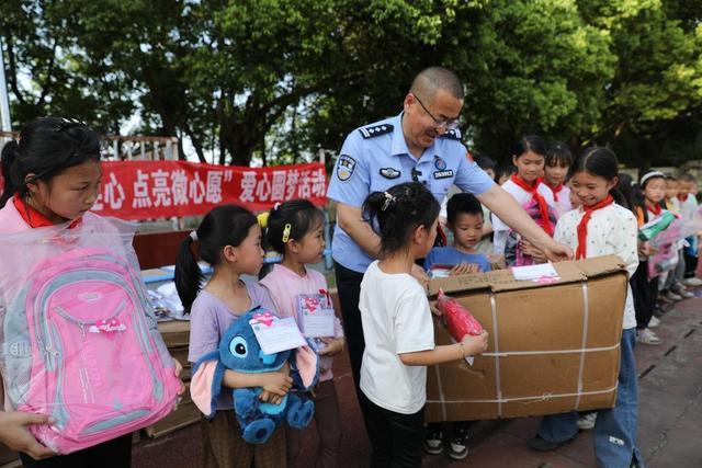 拥抱陈老师！山东支教民警助“小砂糖橘”实现微心愿