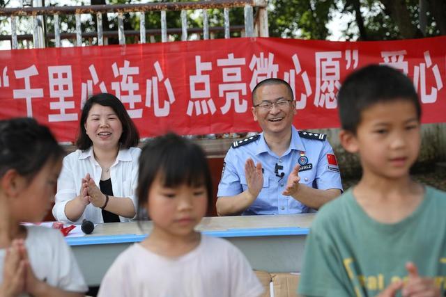 拥抱陈老师！山东支教民警助“小砂糖橘”实现微心愿