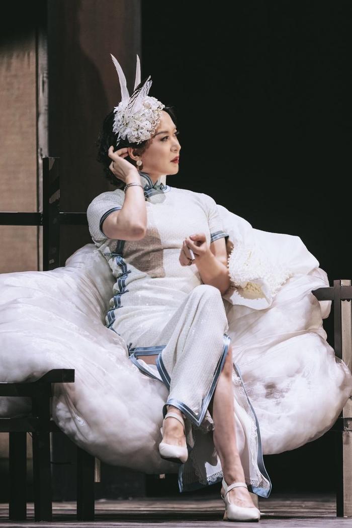 舞台剧《日出》首次亮相北京舞台，现代舞与戏剧结合构建多维世界