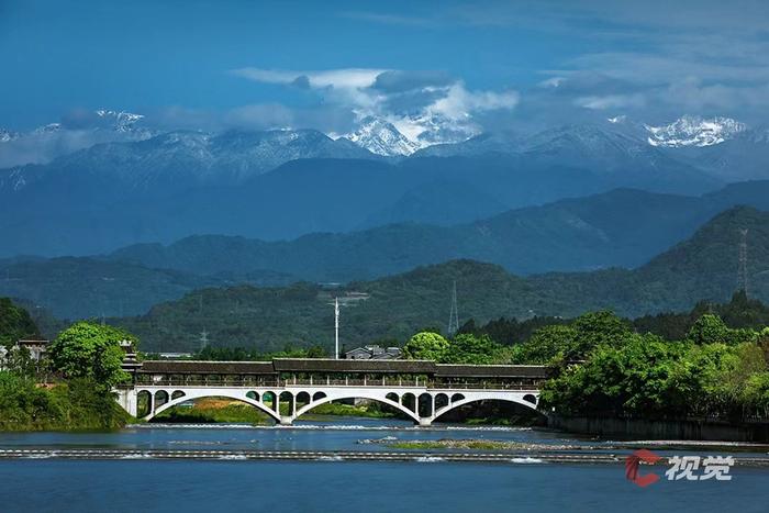 C视觉·遥望雪山㉓丨雪山与古镇惊艳同框 来看现代版“清明上河图”