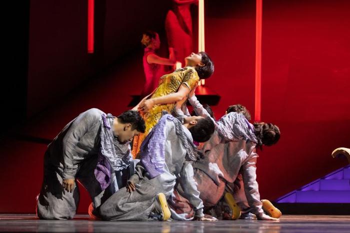 舞台剧《日出》首次亮相北京舞台，现代舞与戏剧结合构建多维世界