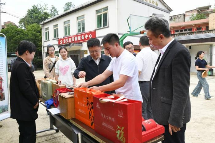 “一院一村社”共谋乡村振兴！贵州财经大学把学科建设会开到田间地头