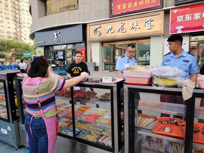 新疆和静县开展食品摊贩联合检查守护城市“烟火气”