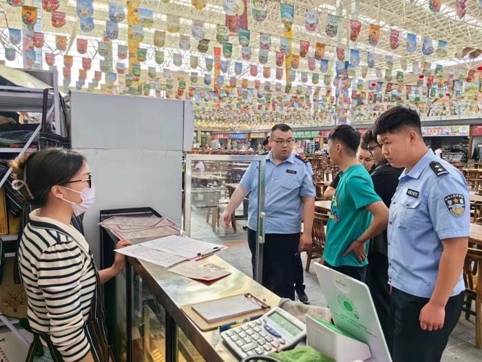 新疆和静县开展食品摊贩联合检查守护城市“烟火气”