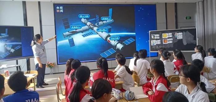 校园新闻 ｜九江七中教学活动周开设科学精品课《仰望那片星空》