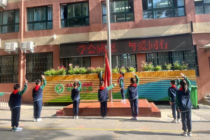 管城区外国语小学(集团)货栈街校区：学会感恩 与爱同行