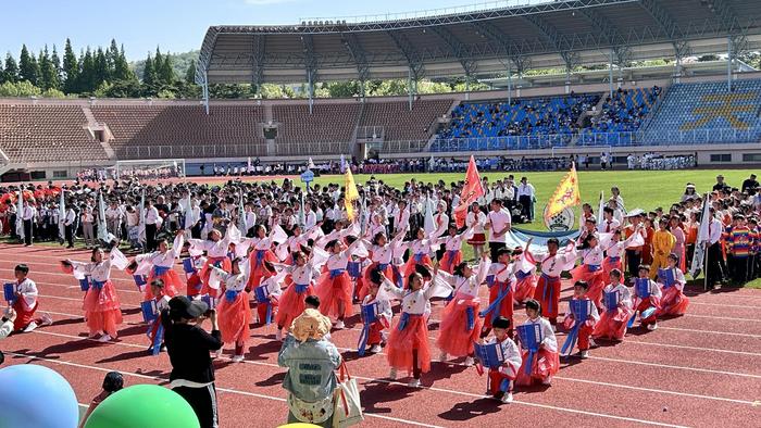 科技、绿色、人文相辉映 2024年青岛德县路小学教育集团春季运动会与时代发展同脉搏