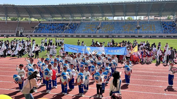 科技、绿色、人文相辉映 2024年青岛德县路小学教育集团春季运动会与时代发展同脉搏