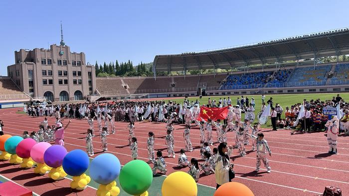 科技、绿色、人文相辉映 2024年青岛德县路小学教育集团春季运动会与时代发展同脉搏