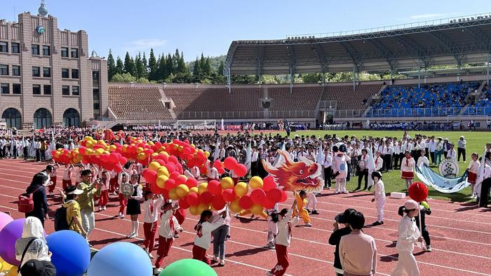 科技、绿色、人文相辉映 2024年青岛德县路小学教育集团春季运动会与时代发展同脉搏