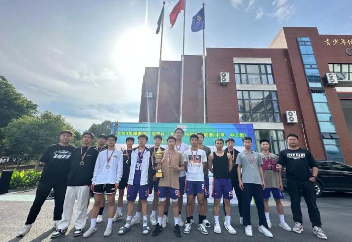 江油一中男子篮球队在2024年绵阳市“贡嘎杯”校园篮球联赛中获得高中男子甲组亚军