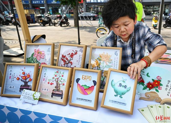 ▲“美丽工坊·幸福集市”,残疾手工艺人正在展示衍纸文创产品