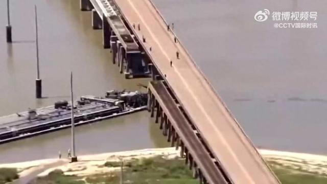 美国得州一驳船撞击大桥致石油泄漏