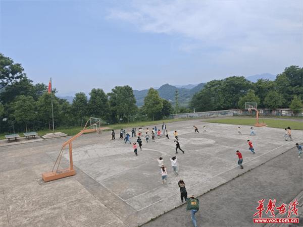 石门县三圣乡岗市完小：防震演练有秩序 师生安全有保障