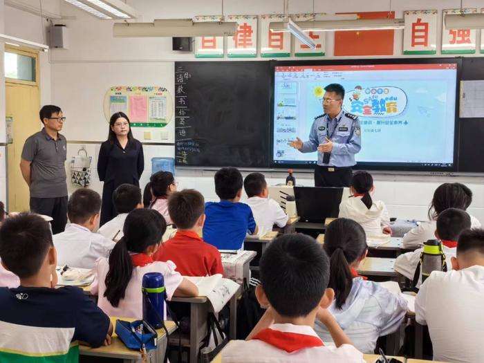 育才路派出所民警到翠华路小学开展法治教育进校园宣传活动