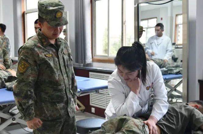 联勤保障部队第940医院与驻训地医院联合开展战场救护训练