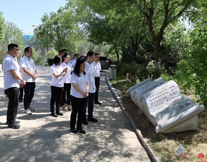 学习民法典 护航新生活 济南能源集团职工参观民法典主题广场