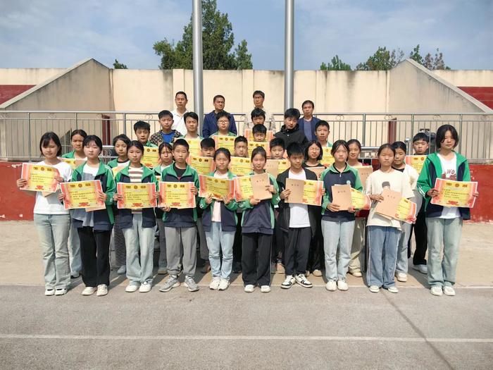 为追风的孩子插上理想的翅膀——南召县崔庄乡初级中学举行七八年级期中考试表彰大会