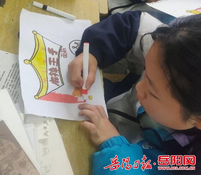 平江县三市中学：为麻辣王子设计包装 回馈企业慷慨捐助