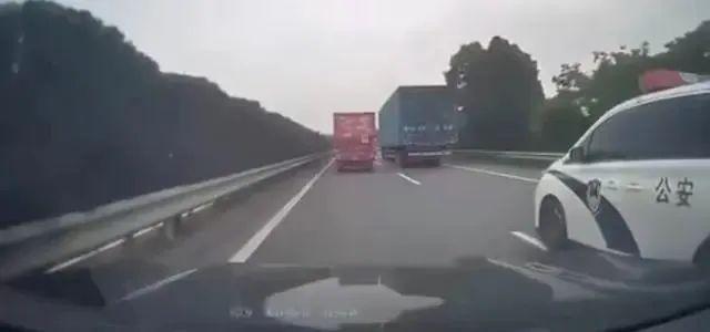 警车高速路上截停私家车，涉嫌危险驾驶