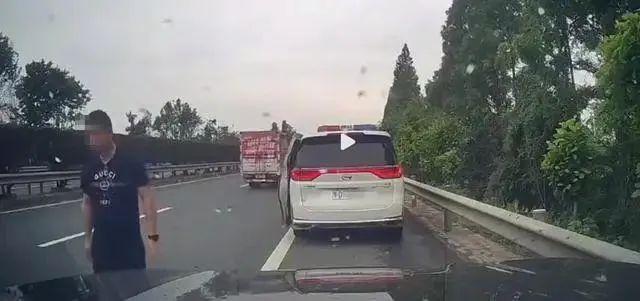 警车高速路上截停私家车，涉嫌危险驾驶