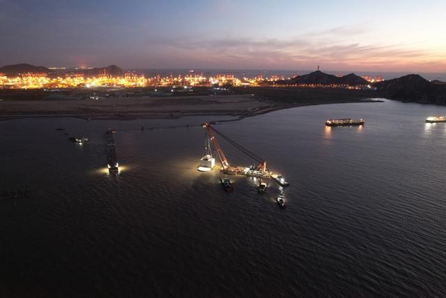6000吨“大圆桶”沉入海底，小洋山北工作船码头建设迎新进展