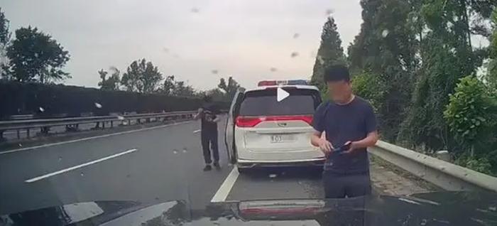 警车高速路上截停私家车，涉嫌危险驾驶