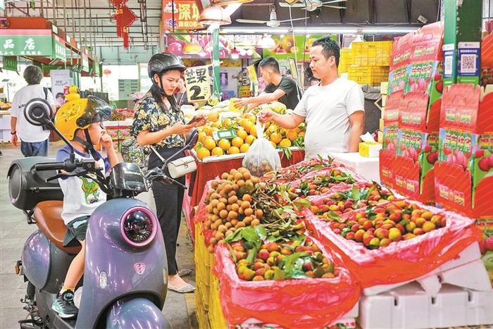 “荔”以稀为贵 吃多钱包“上火” 荔枝减产价格大涨 其他夏季水果集中上市