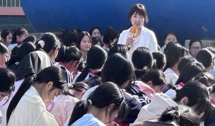 守护花季，共筑未来——邓州市湍北实验学校“花开有声”女生成长分享会