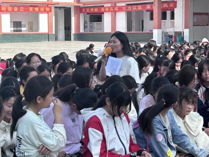 守护花季，共筑未来——邓州市湍北实验学校“花开有声”女生成长分享会