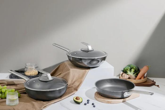 德国百年品牌三头鹰，纯钛打造的不粘炒锅，无涂层，坚固耐用