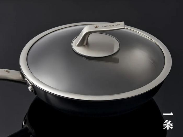 德国百年品牌三头鹰，纯钛打造的不粘炒锅，无涂层，坚固耐用