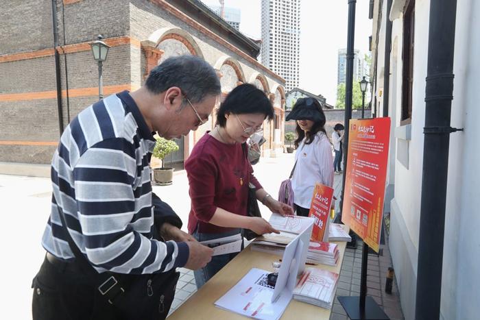 博物馆日：首批市民领到光荣之城红色“沪”照寻访手册，开启红色场馆打卡之旅