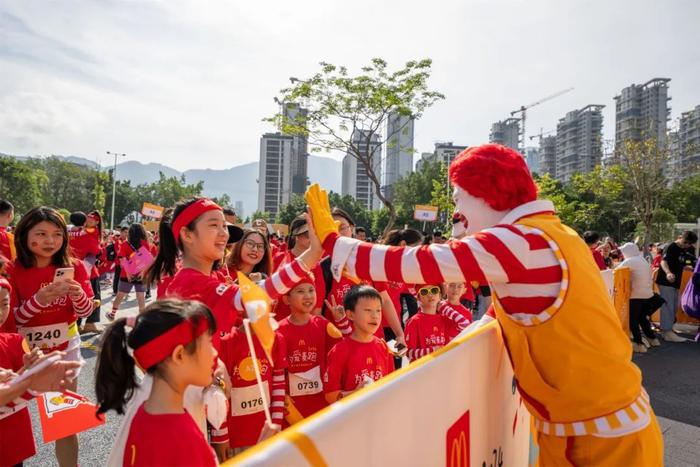 给力！福州娃“为爱麦跑”！