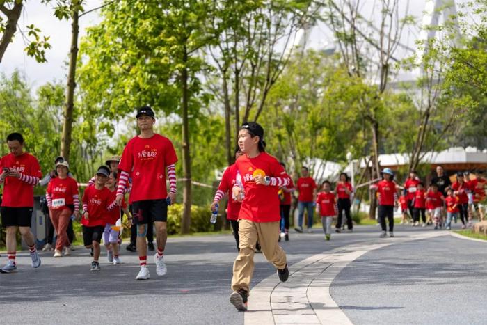 给力！福州娃“为爱麦跑”！