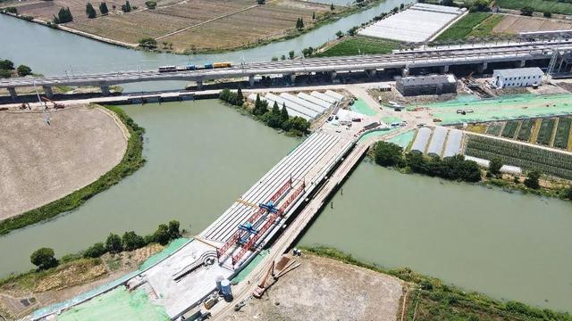 沪苏湖铁路练塘站配套道路项目：大港桥完成桥梁主体结构