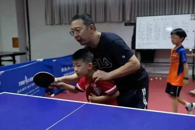 国际奥委会主席巴赫，与杨浦培养的乒乓球运动员亲切交流